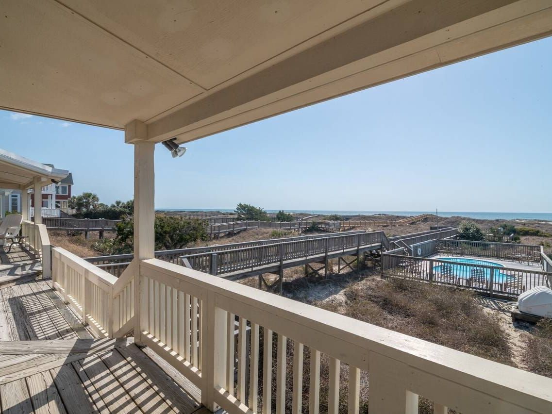 This covered porch offers sweeping views of Holden Beach and the nearby boardwalk. It’s a relaxing spot to enjoy coffee in the morning or unwind after a day by the ocean. Walkin’ on Sunshine blends comfort with classic coastal charm.