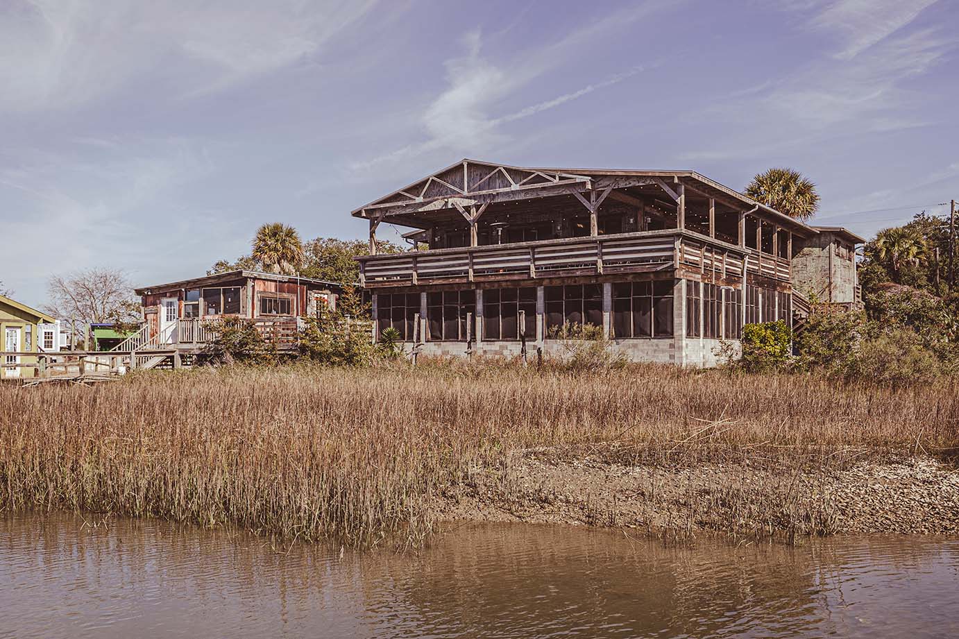 The rustic Bowen’s Island Restaurant sits along the marsh, offering visitors a taste of authentic Lowcountry seafood. Its laid-back charm and natural setting make it a must-visit spot near Charlesto