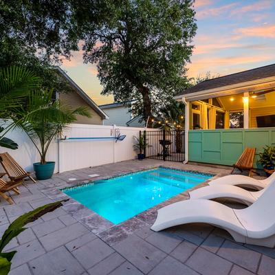 Private pool at It’s Always Sunny.