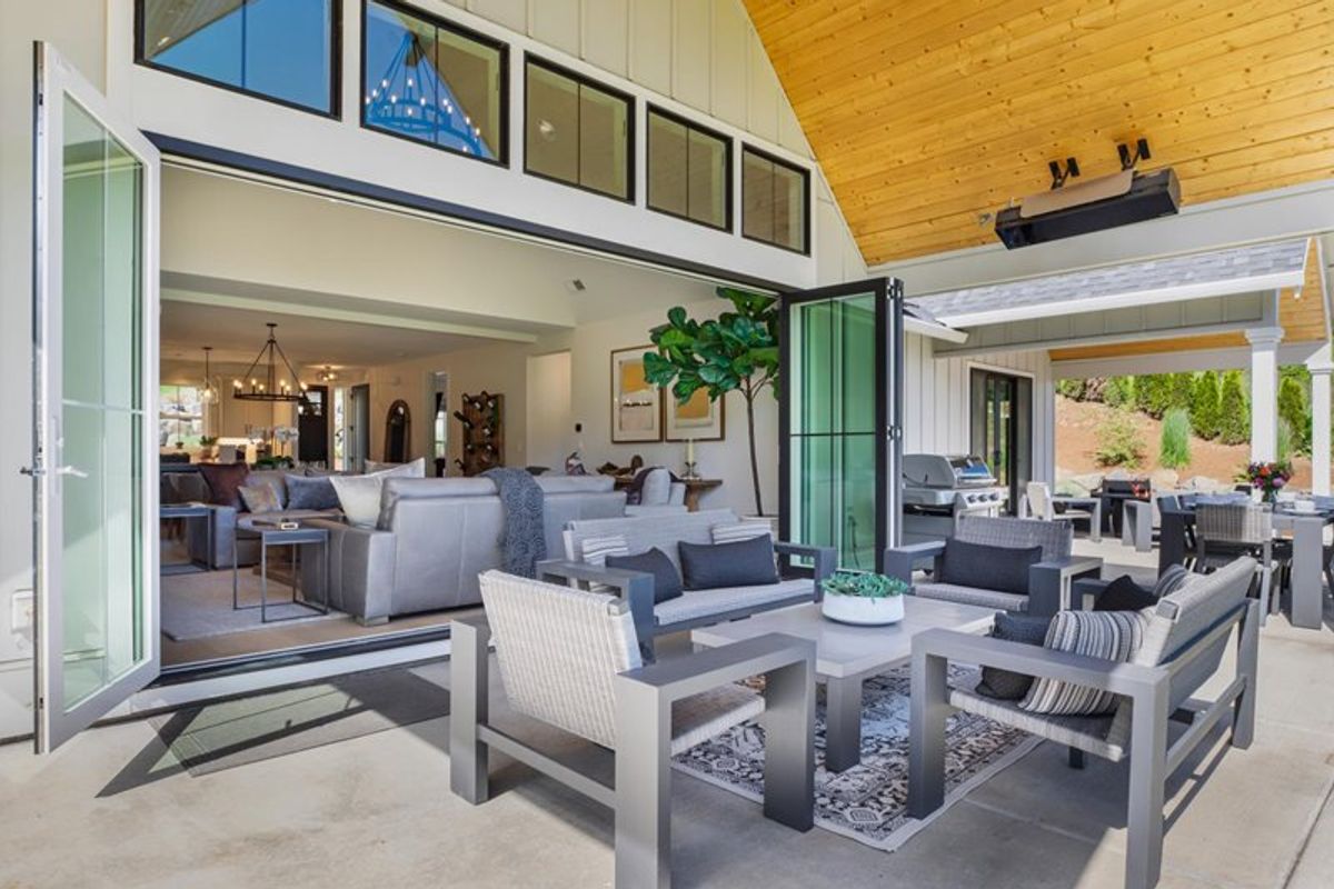 Outdoor living space at Pearl of The Valley.