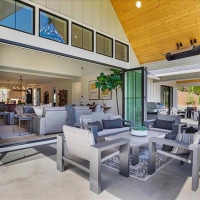 Outdoor living space at Pearl of The Valley.