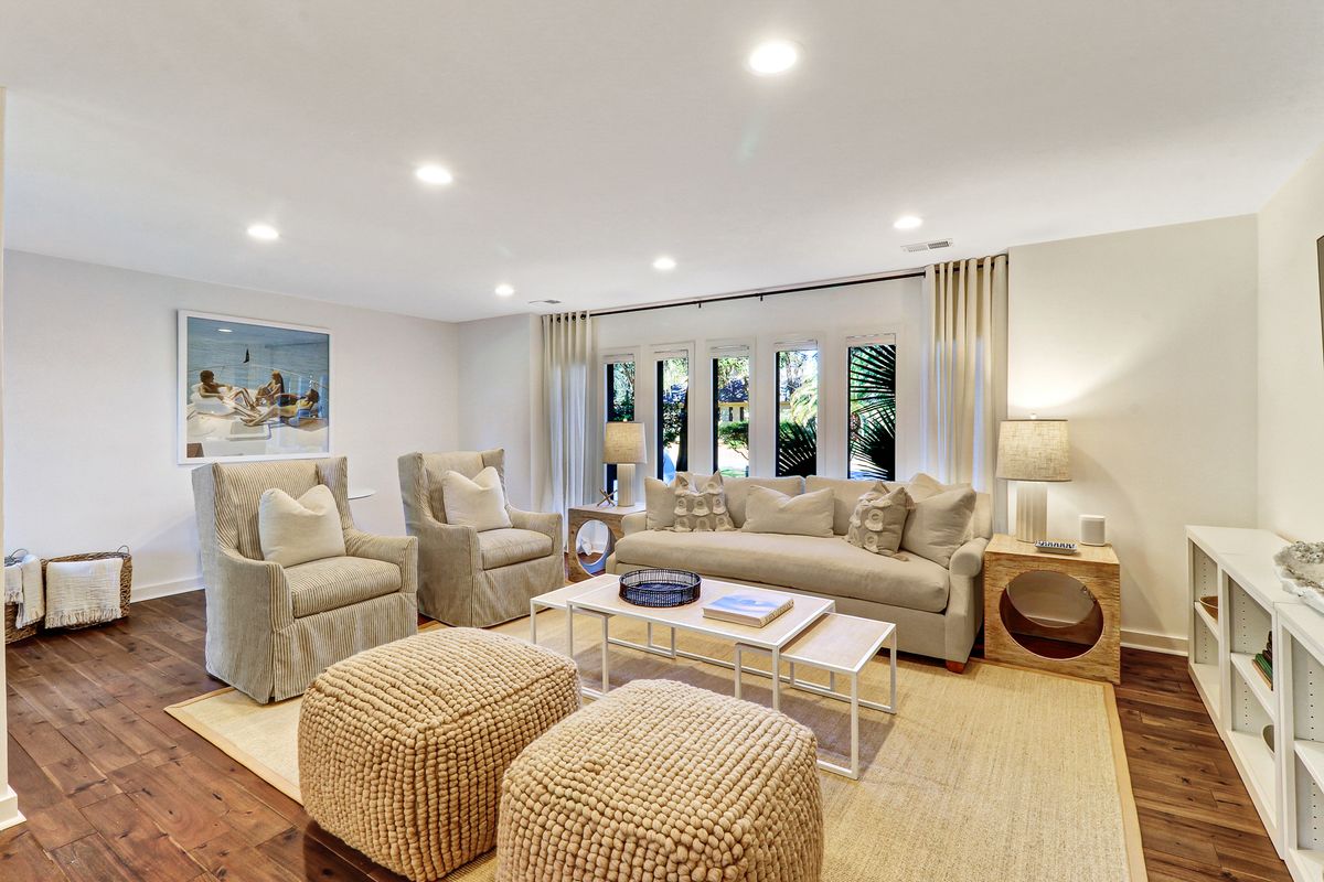 Living room in a Hilton Head Island vacation rental.