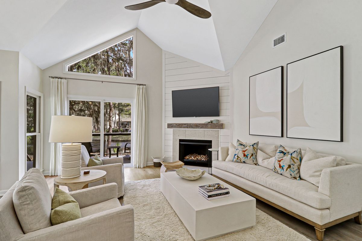Living room in a Hilton Head Island vacation rental.