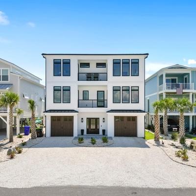 Exterior view of Summer Breeze.
