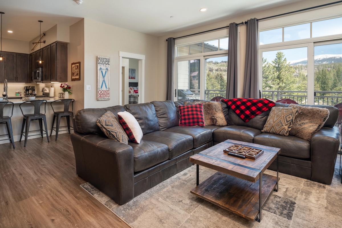 Living room in Hideaway Station 405.