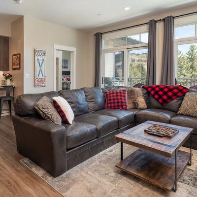 Living room in Hideaway Station 405.