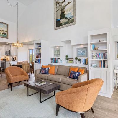 Living room in a Kiawah Island vacation rental. 