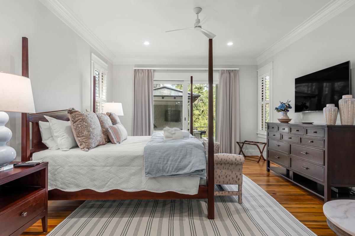 Primary bedroom in a Kiawah Island vacation rental.