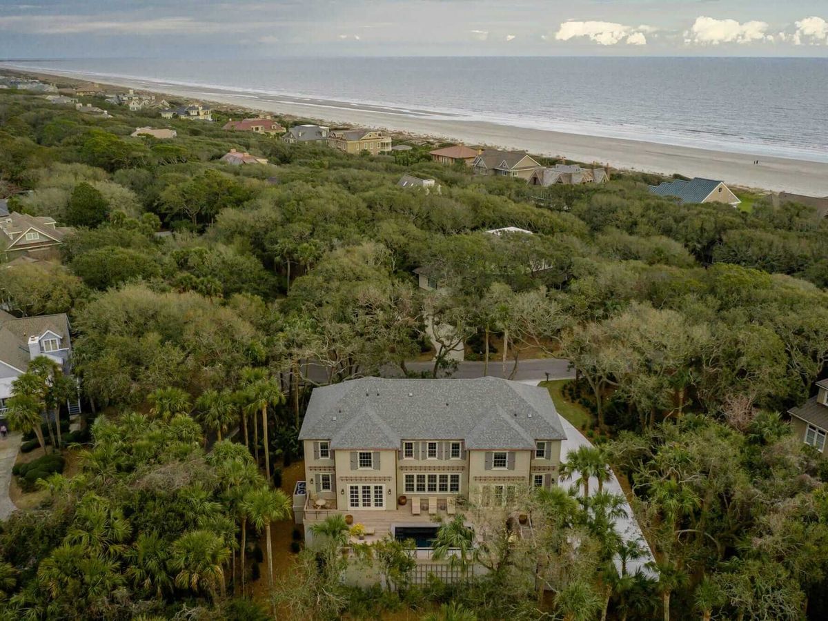 A spacious beach retreat tucked under the trees with direct access to a quiet stretch of sand. Perfect for large families looking to enjoy both privacy and the beauty of Kiawah Island’s shoreline.