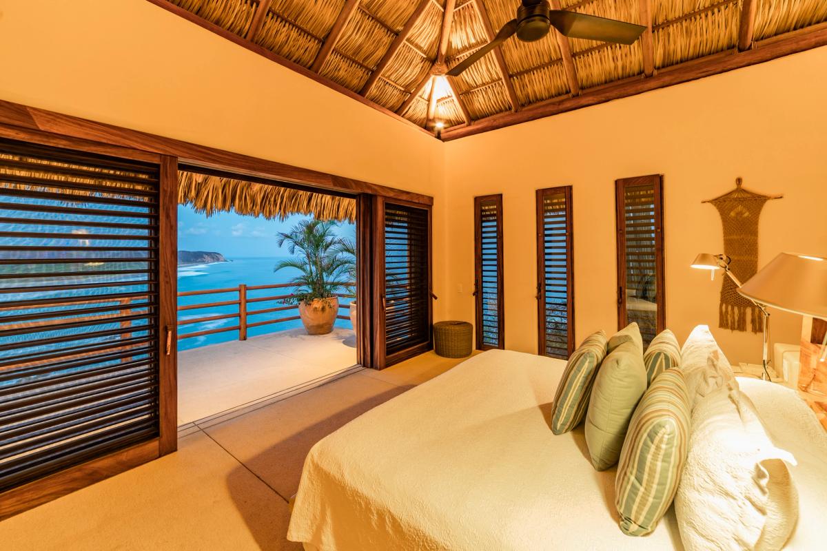 Bedroom with views of the sea.