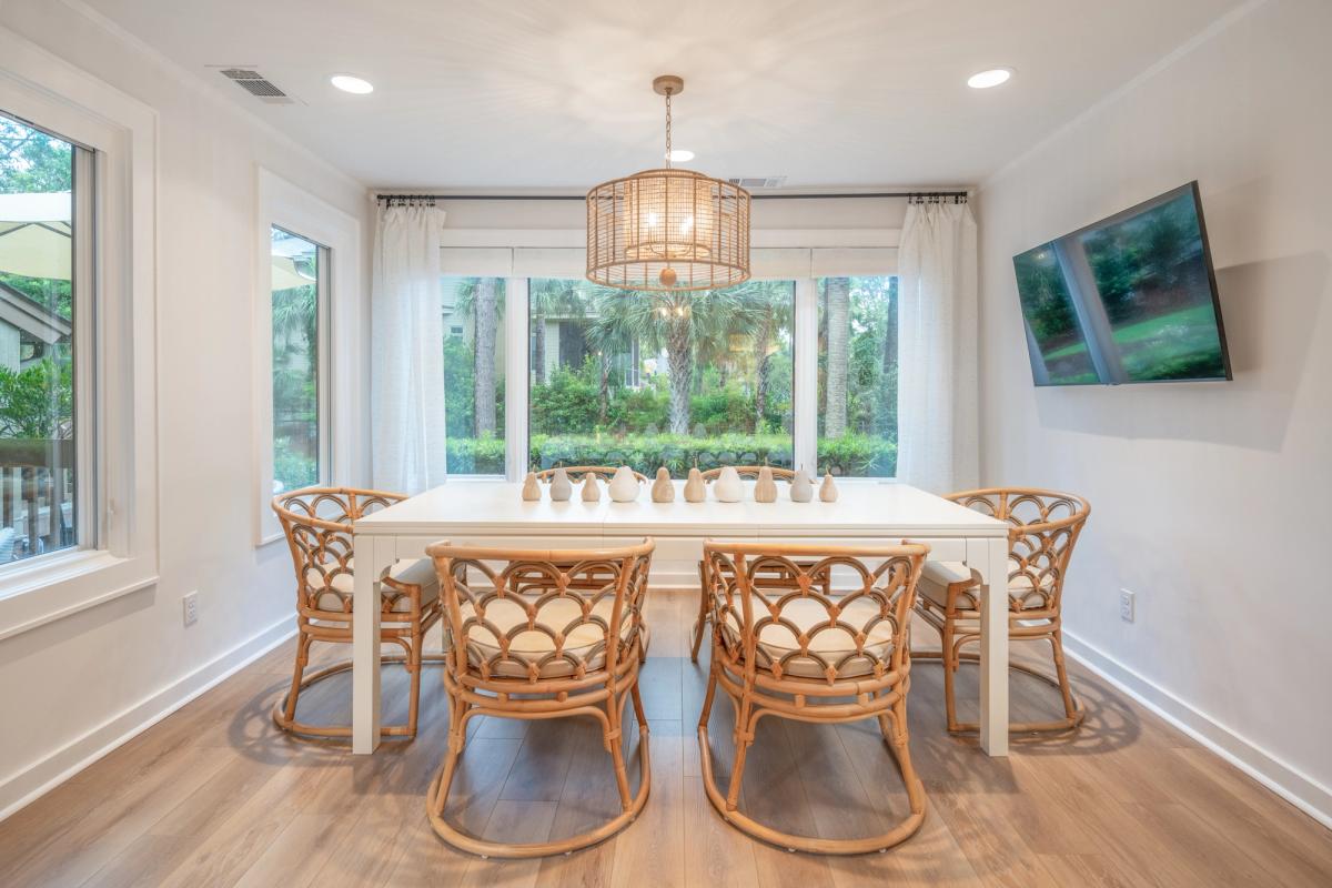 Dining room in a Hilton Head Island vacation rental.