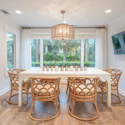 Dining room in a Hilton Head Island vacation rental.