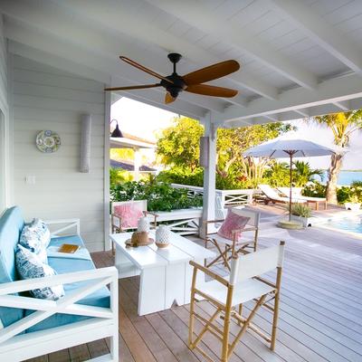 Living area with sea views in Peeps Cottage.