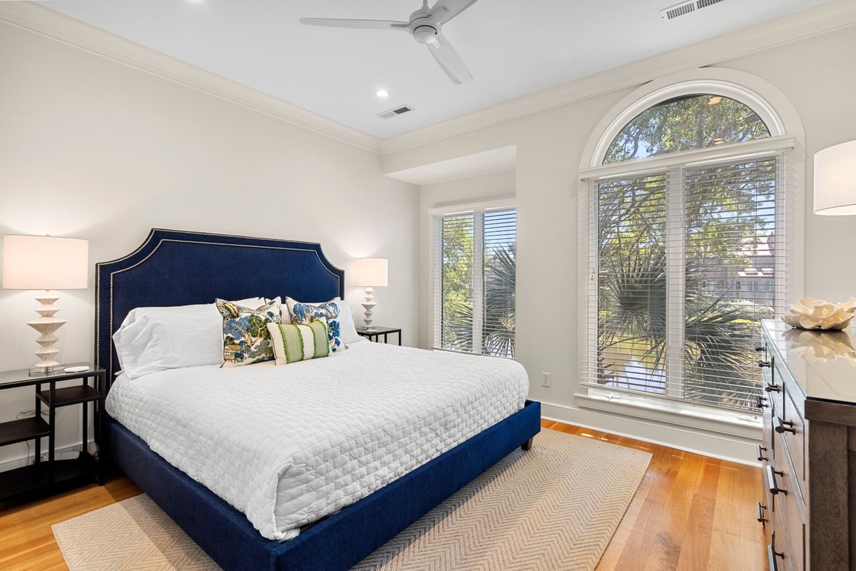 Primary bedroom in a Kiawah Island vacation rental property.