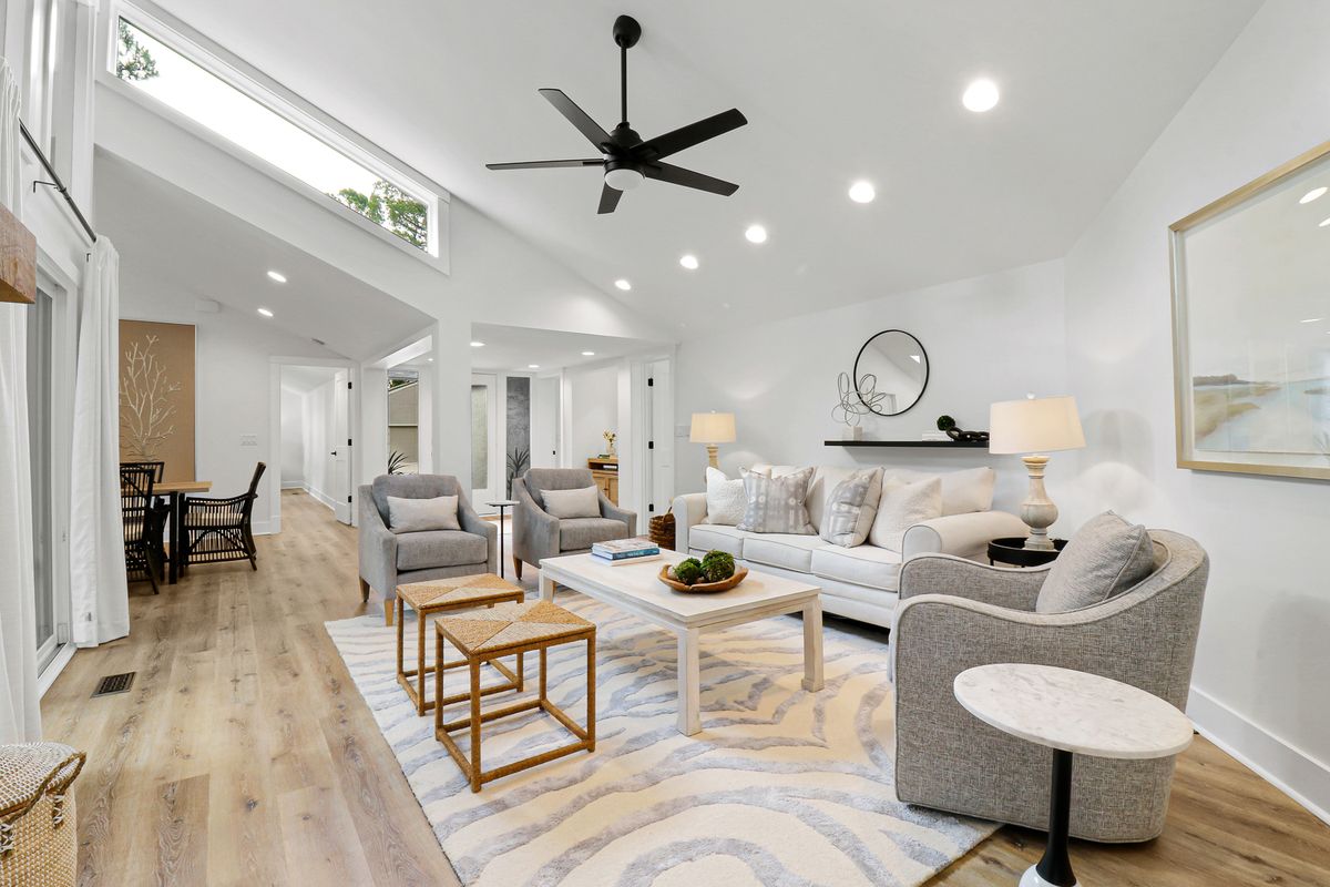 Living room in a Hilton Head Island vacation rental.