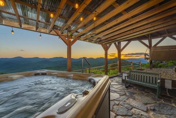 13 Luxury Vacation Rental Hot Tubs With Breathtaking Views