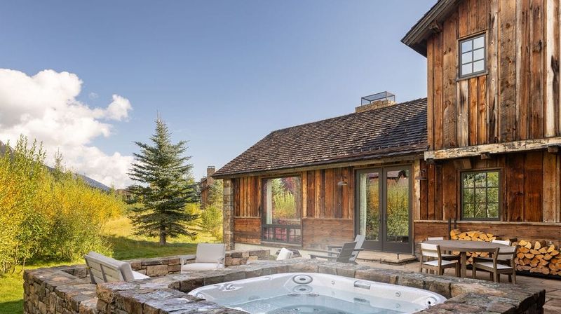 14 of the Best Cabins With Hot Tubs and Mountain Views