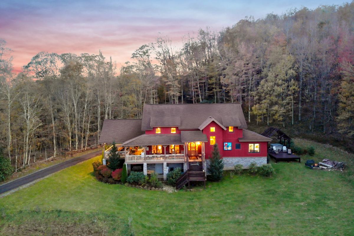 Exterior view of a vacation rental in North Carolina's High Country.