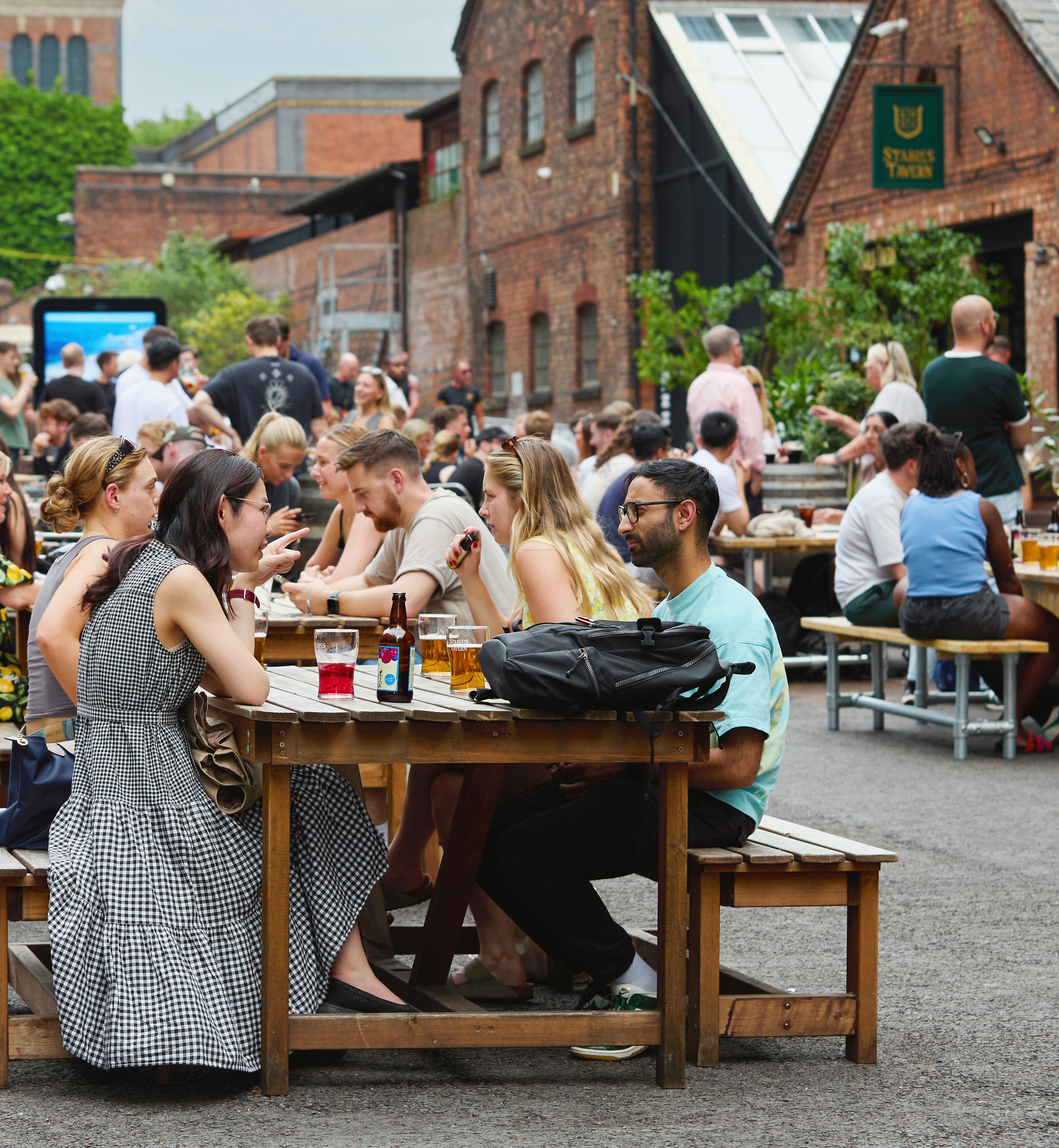 Stables Tavern in the sun on a busy evening.