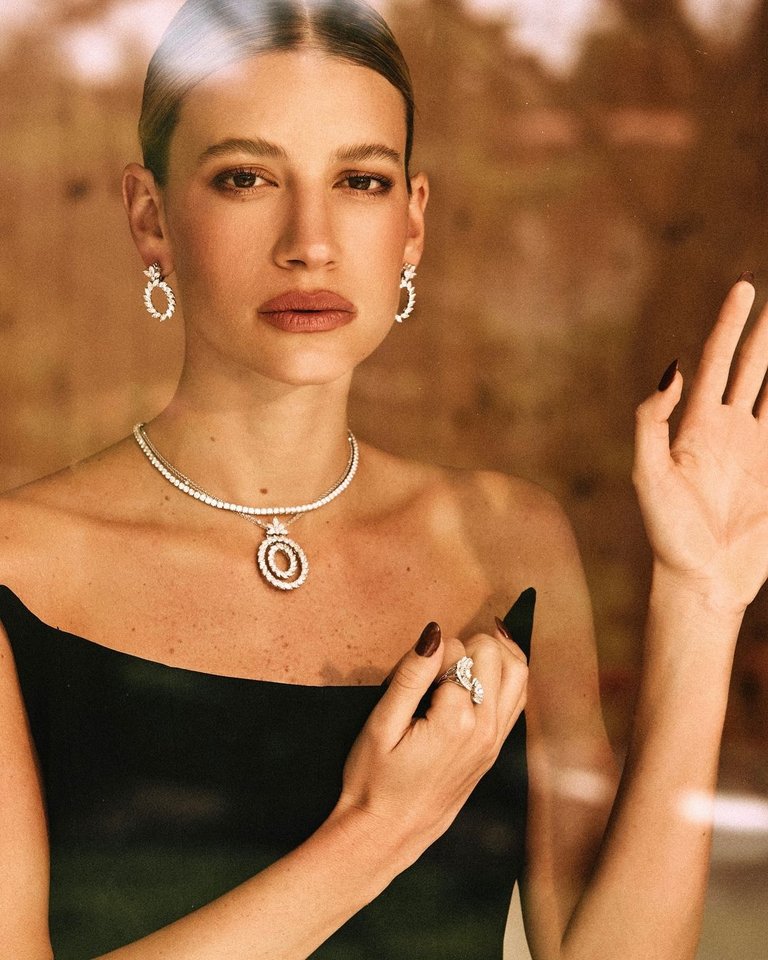 ANGIE LANDABURU X HOLA FASHION