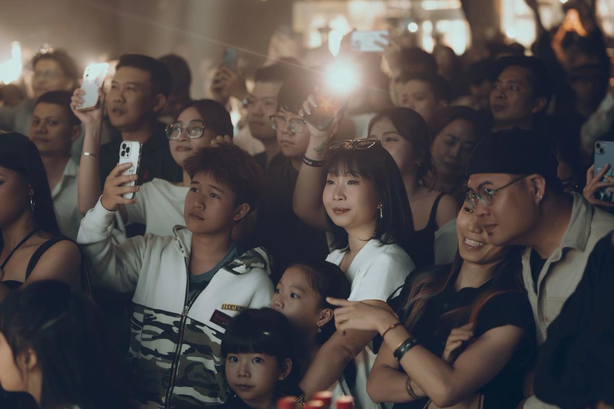 The crowd enjoy Picker Band's performance