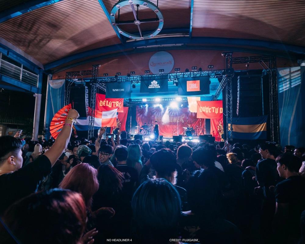 No Headliner 04