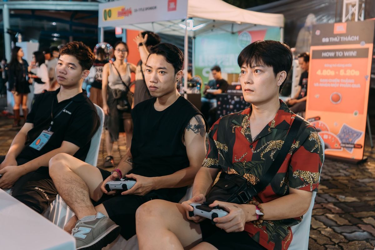 Playing videogame at No Headliner 04
