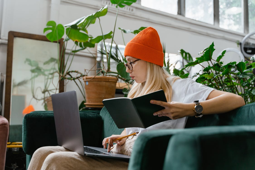 A person running an SEO agency in Detroit