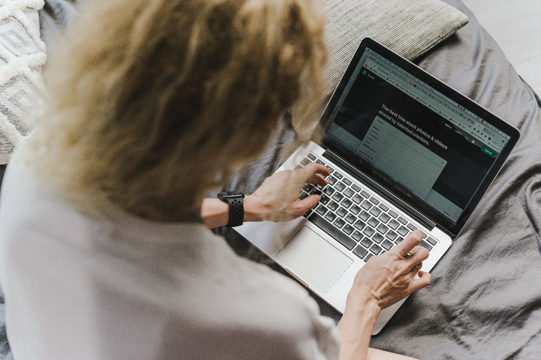 a person choosing an online business