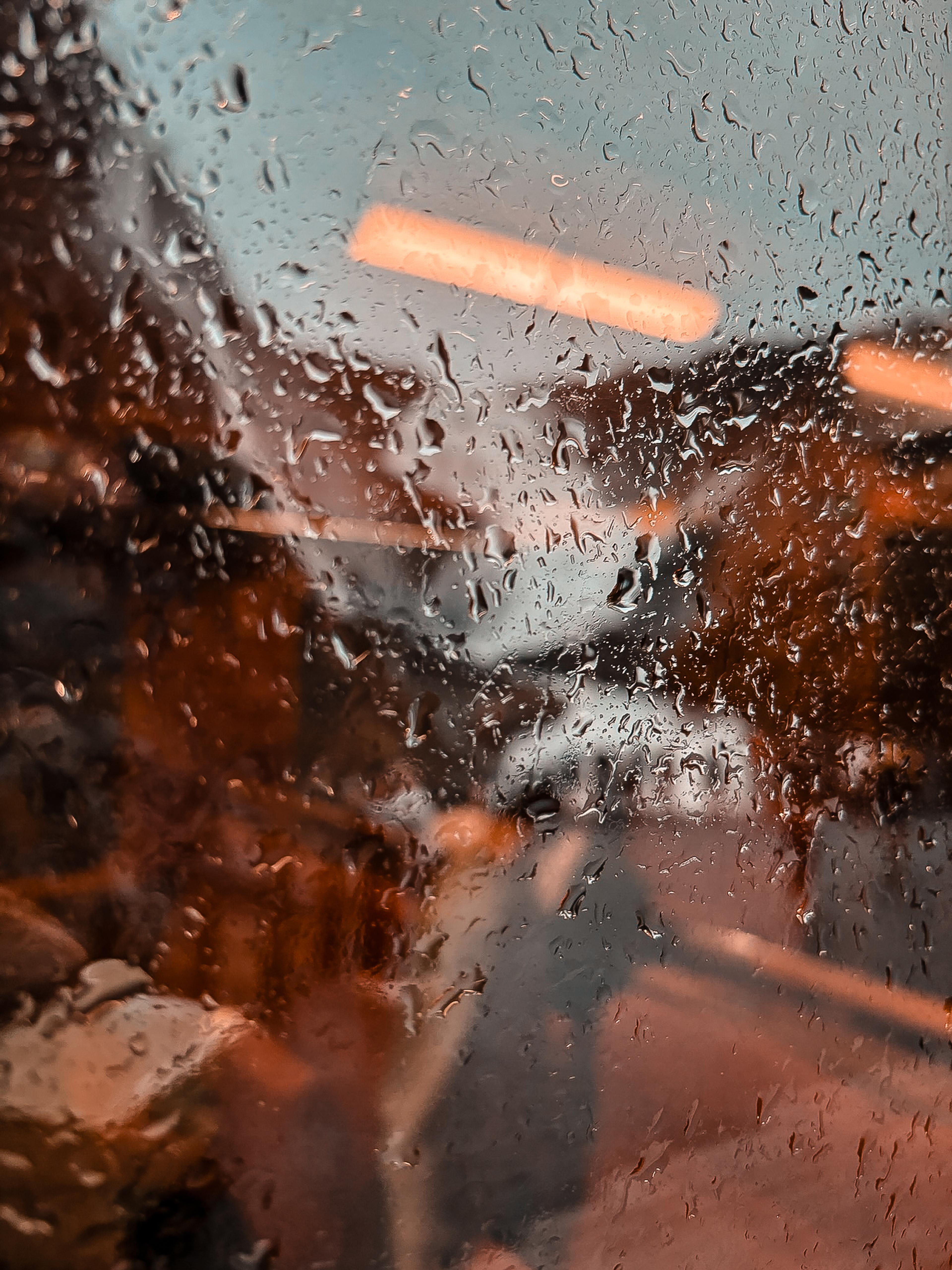 Regentropfen am Fenster der Flåmbahn