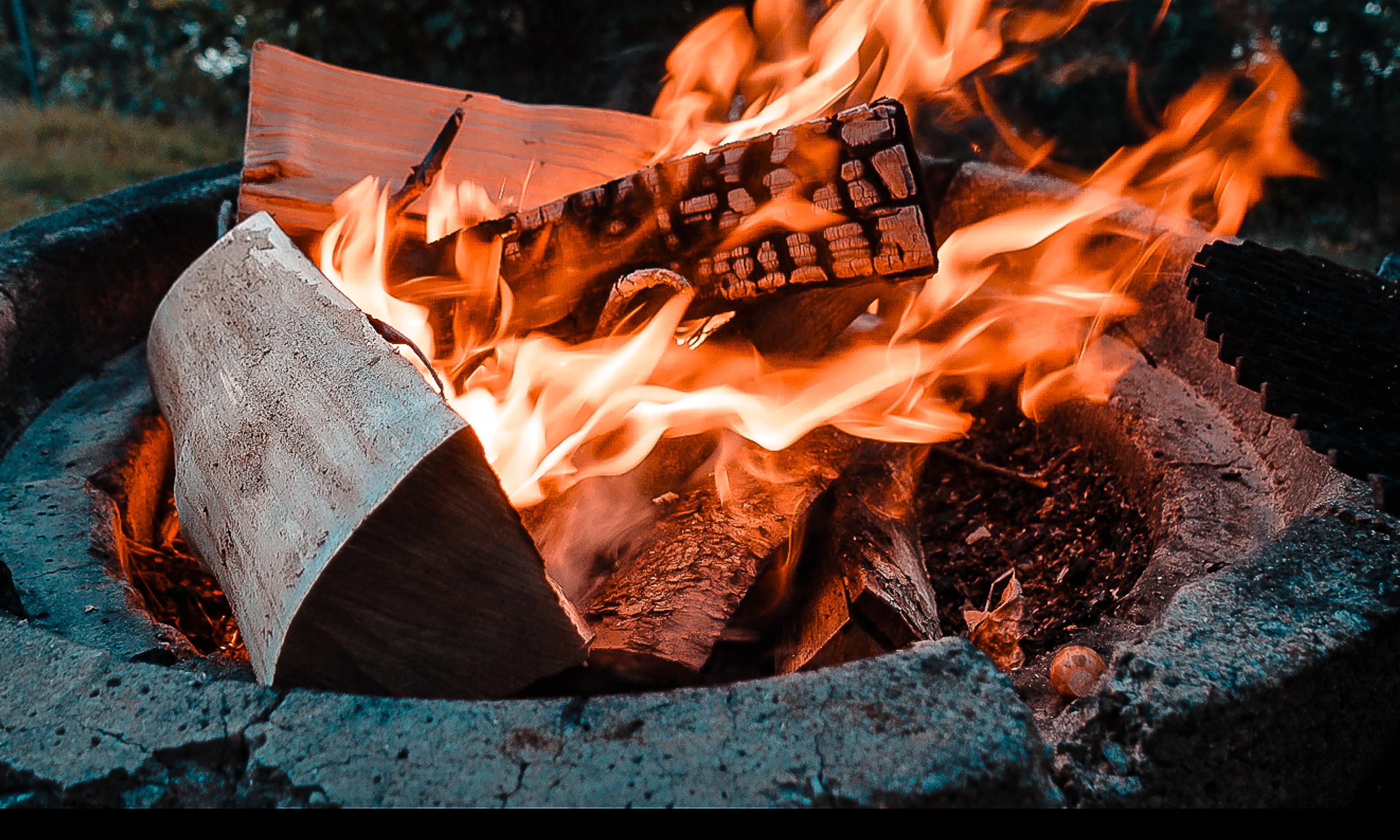 Lagerfeuer am See in der Mecklenburgischen Seenplatte