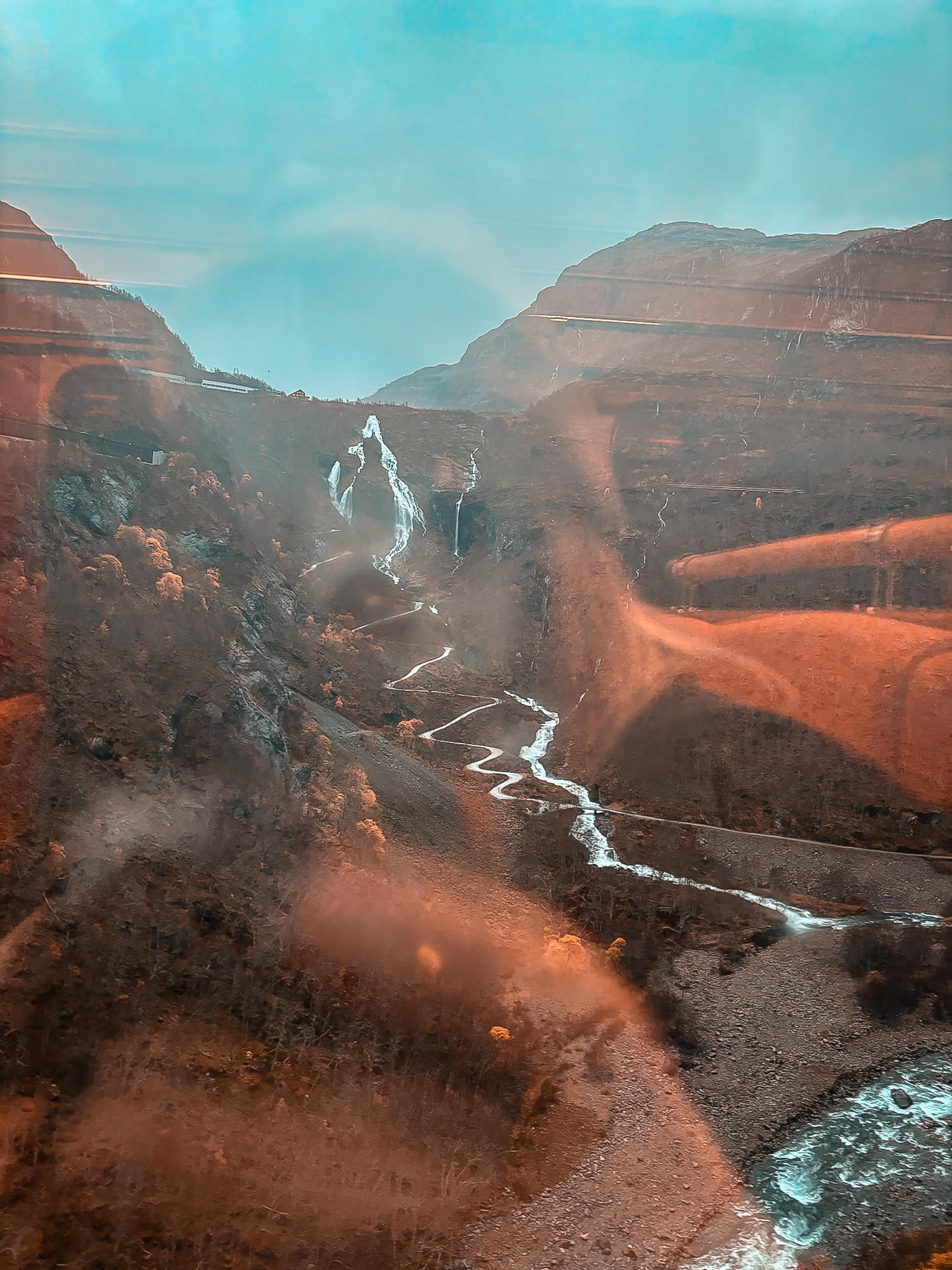 Blick aus der Flåmbahn in eine Schlucht mit Wasserfall