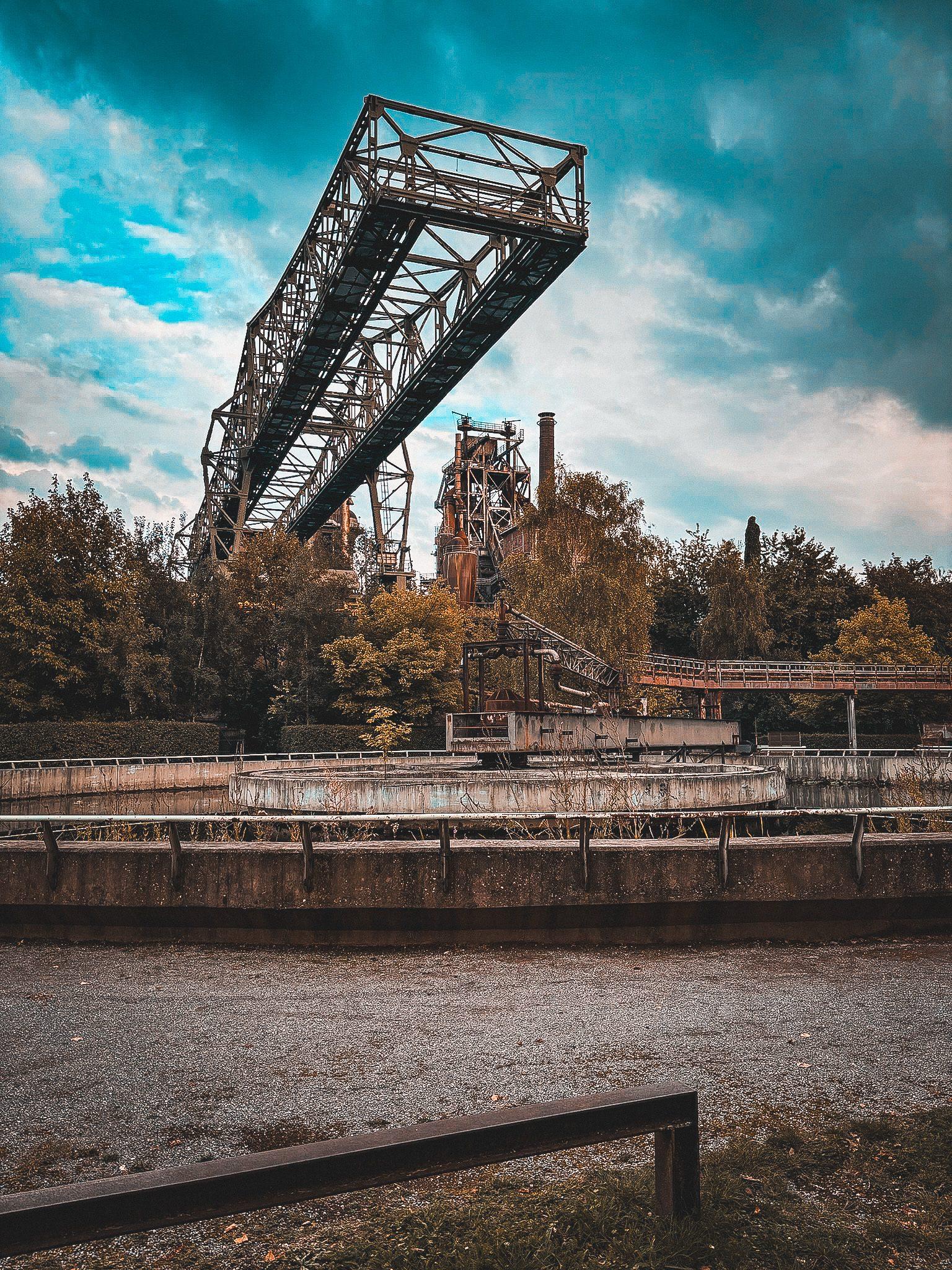 Mit Hund unterwegs zwischen den Industrieanlagen im Landschaftspark Duisburg-Nord