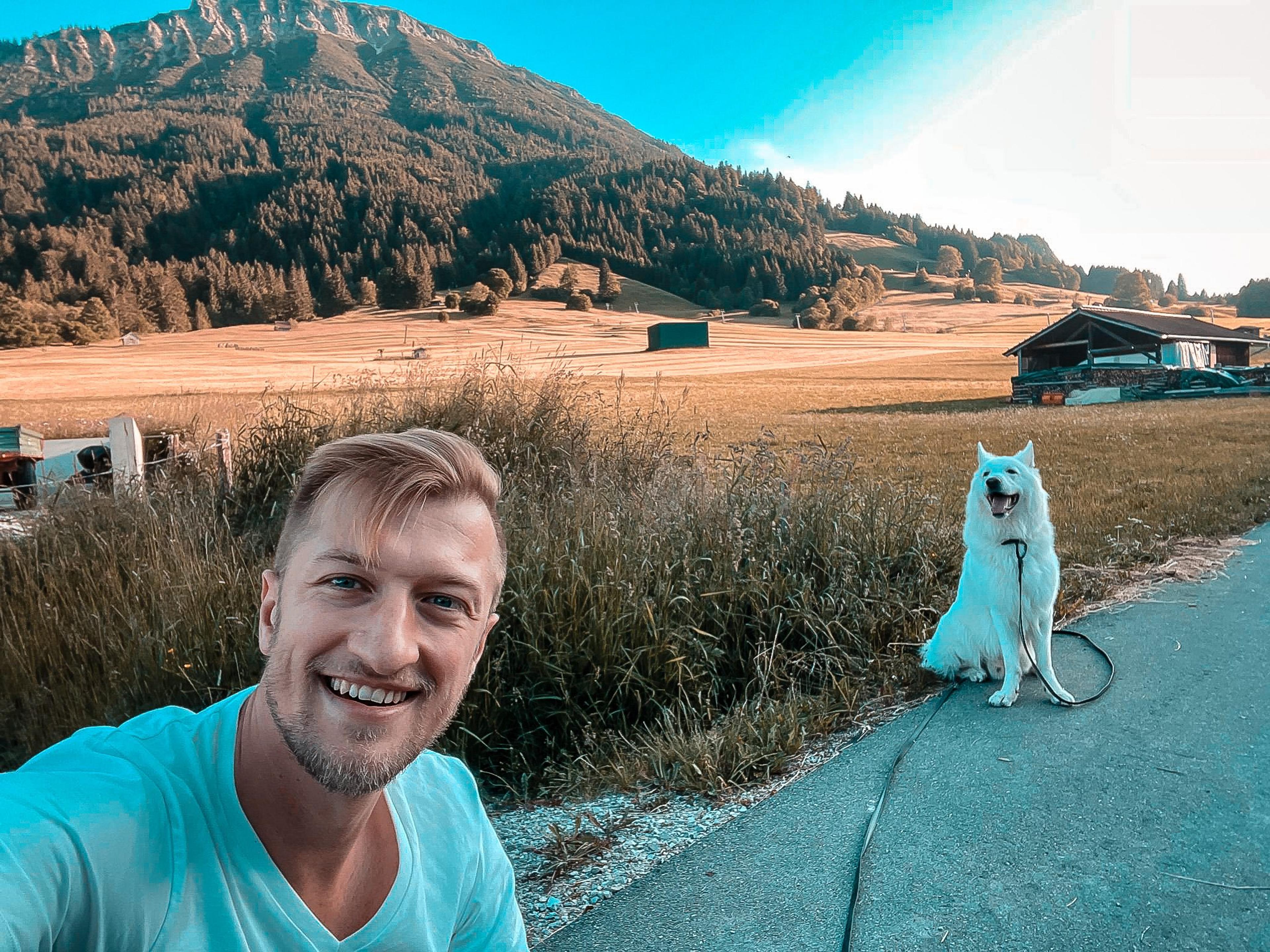 Wandern mit Hund in Bayern im Herbst