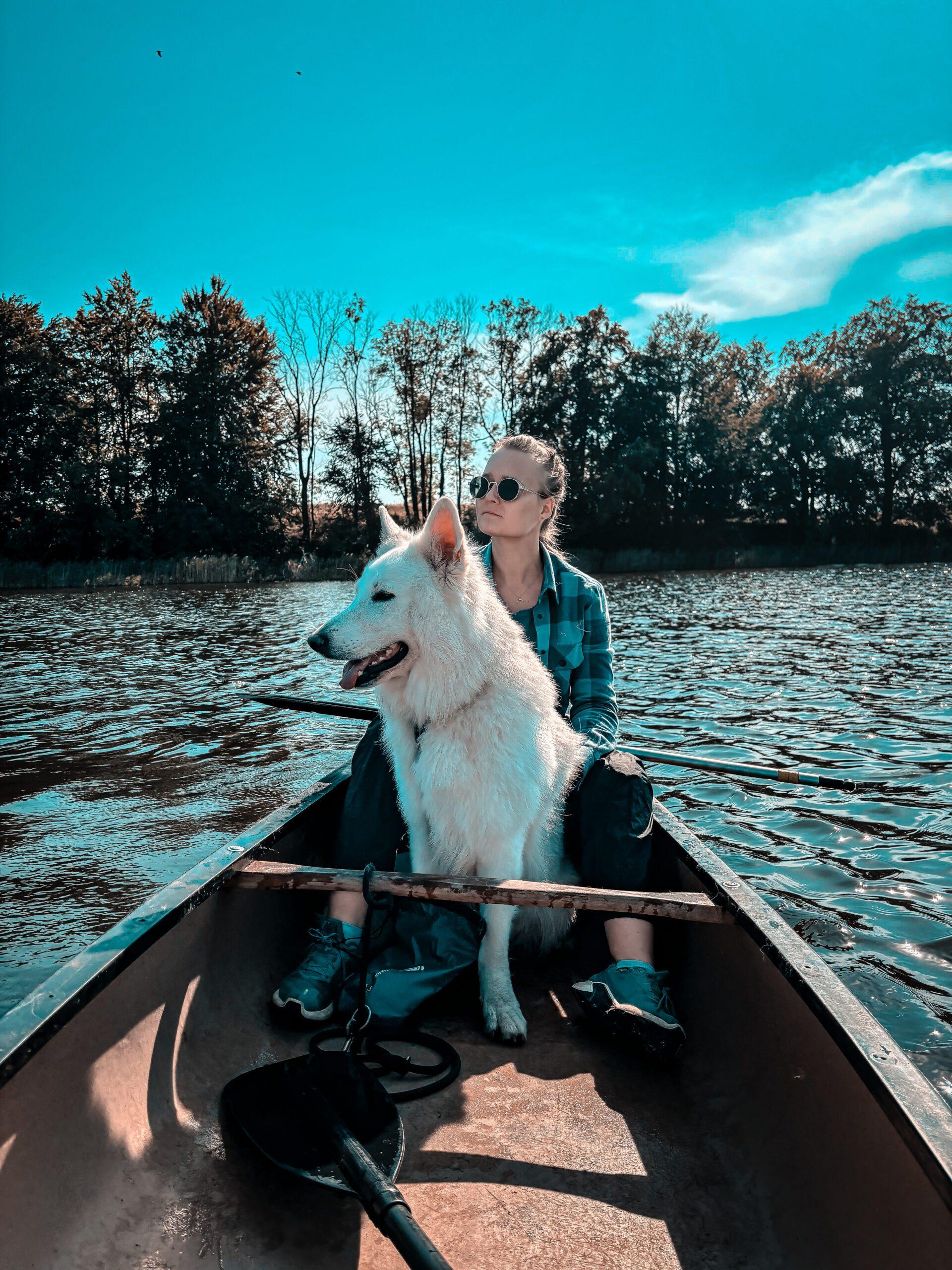 Wir paddeln mit unserem Hund im Kanu über den See