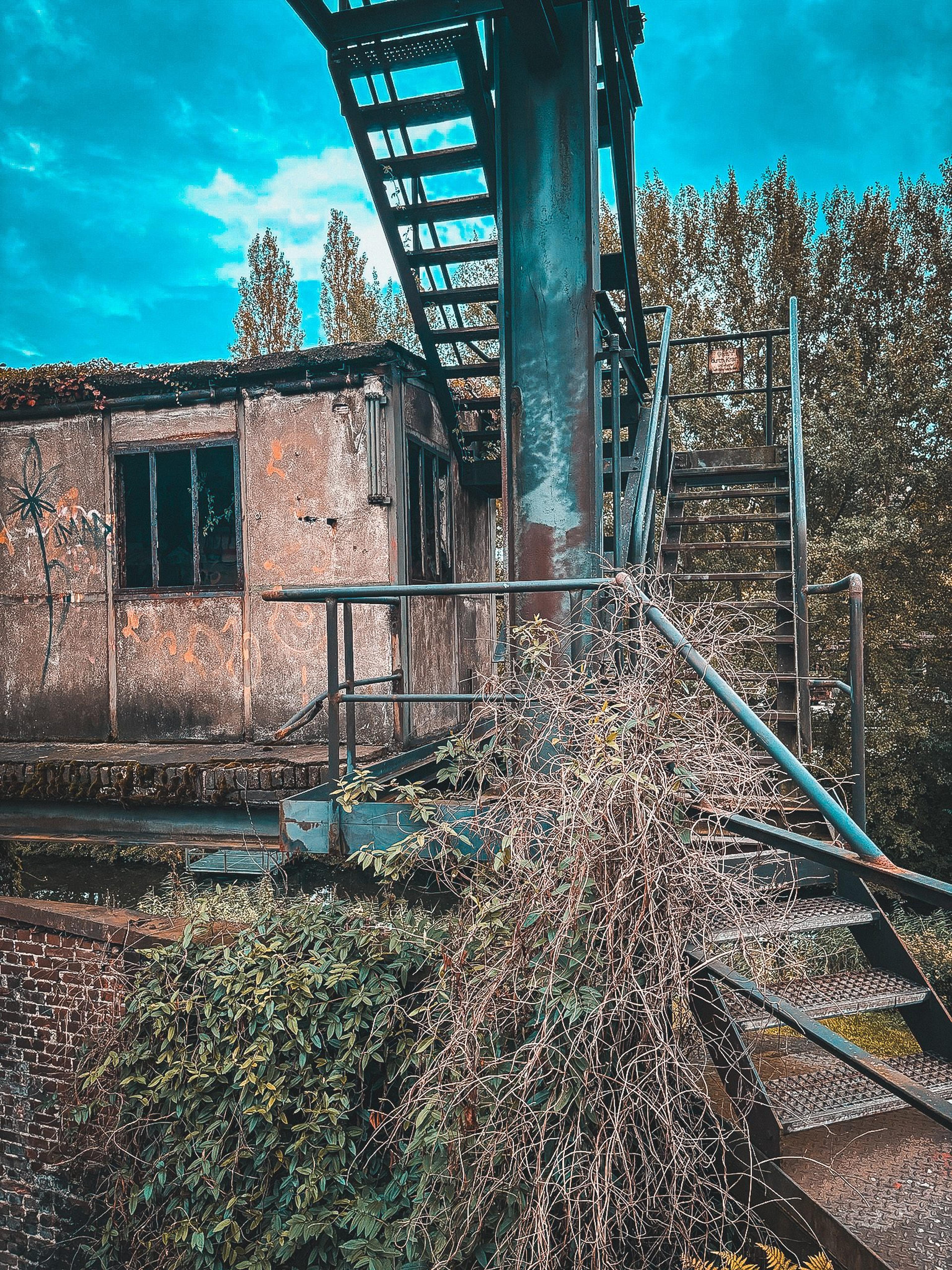 Industriekulisse im Landschaftspark Duisburg-Nord beim Besuch mit Hund