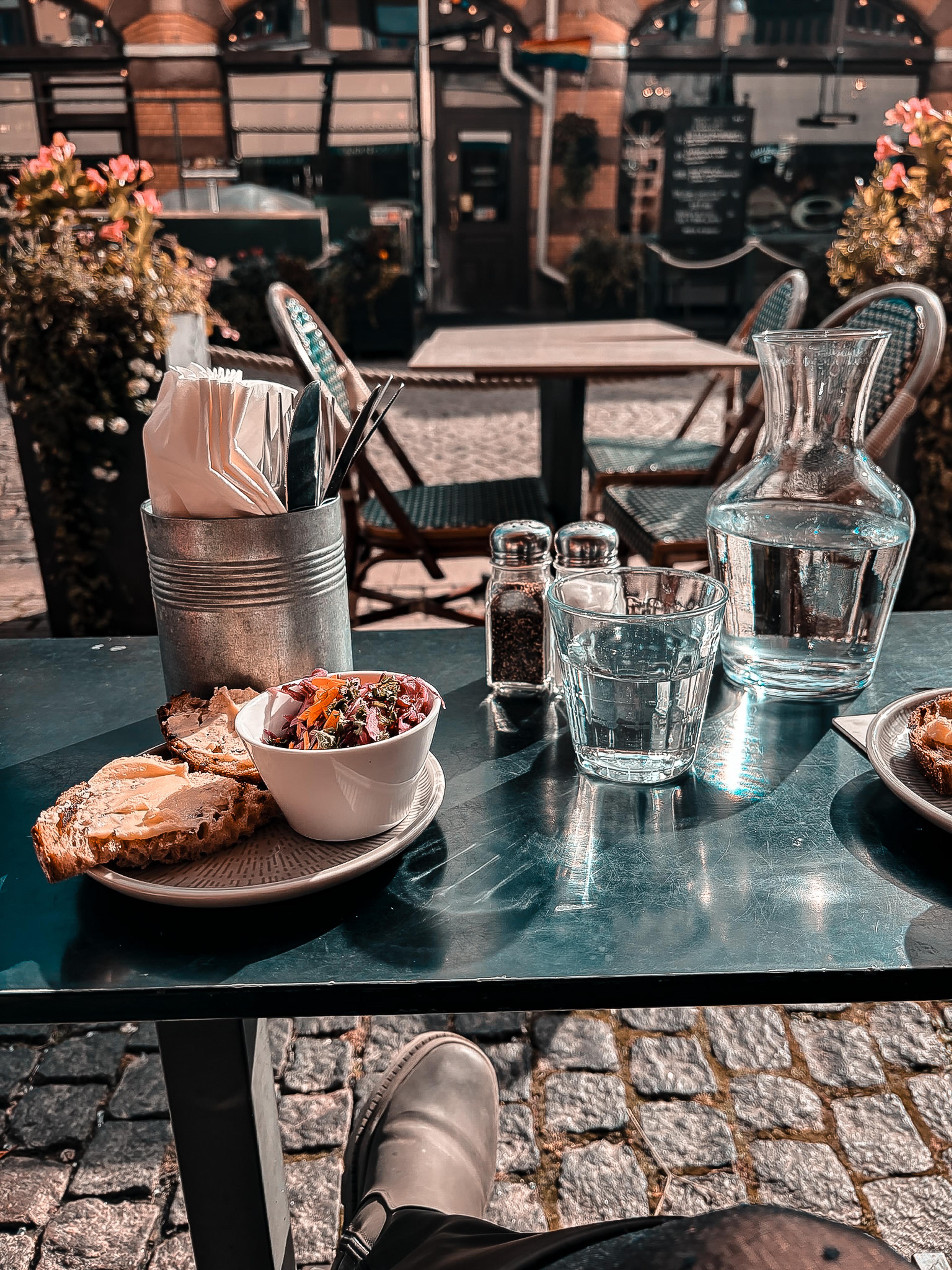 Leckeres Essen in Göteborg mit Hund und Sonne