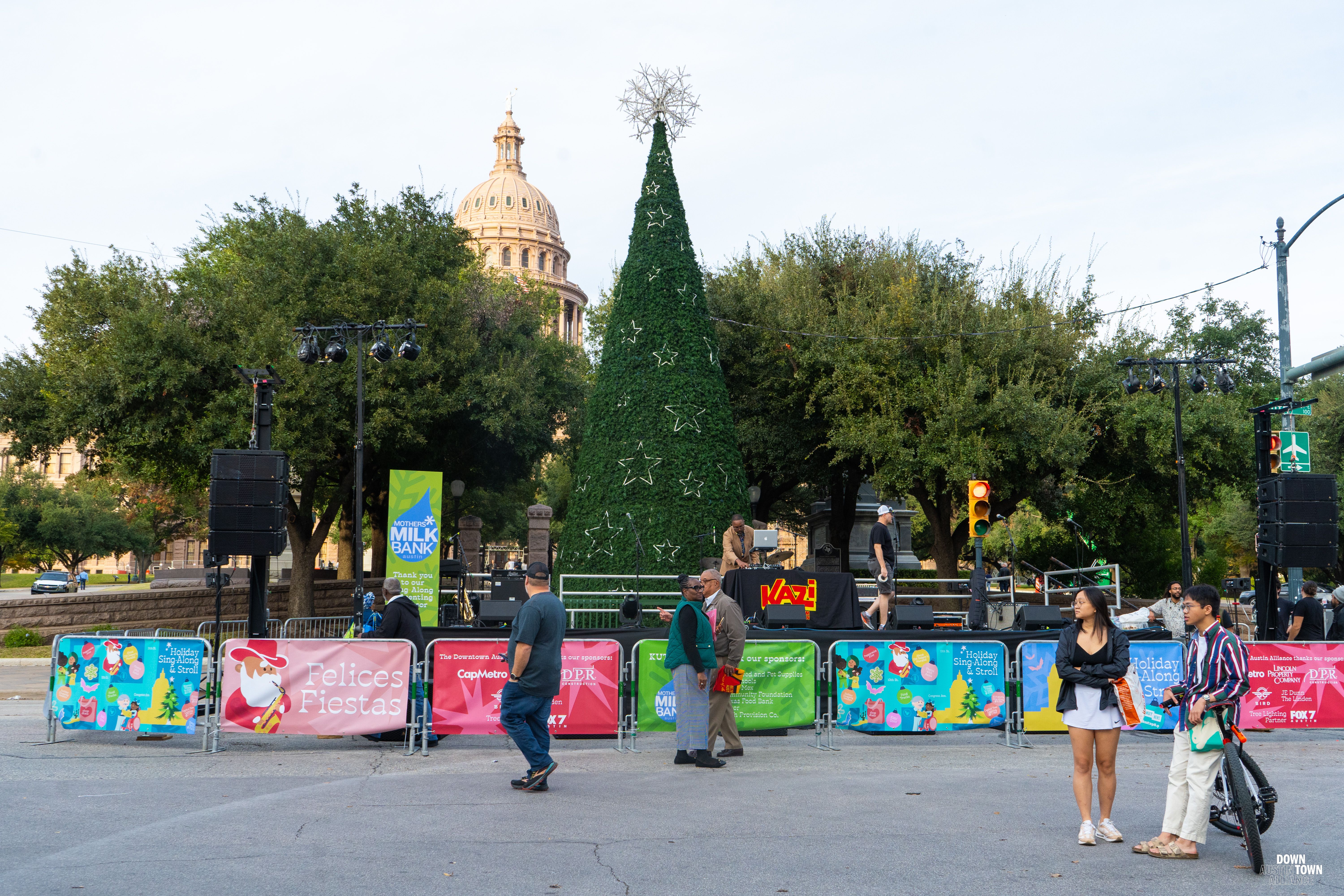 Holiday Stroll - Image 9