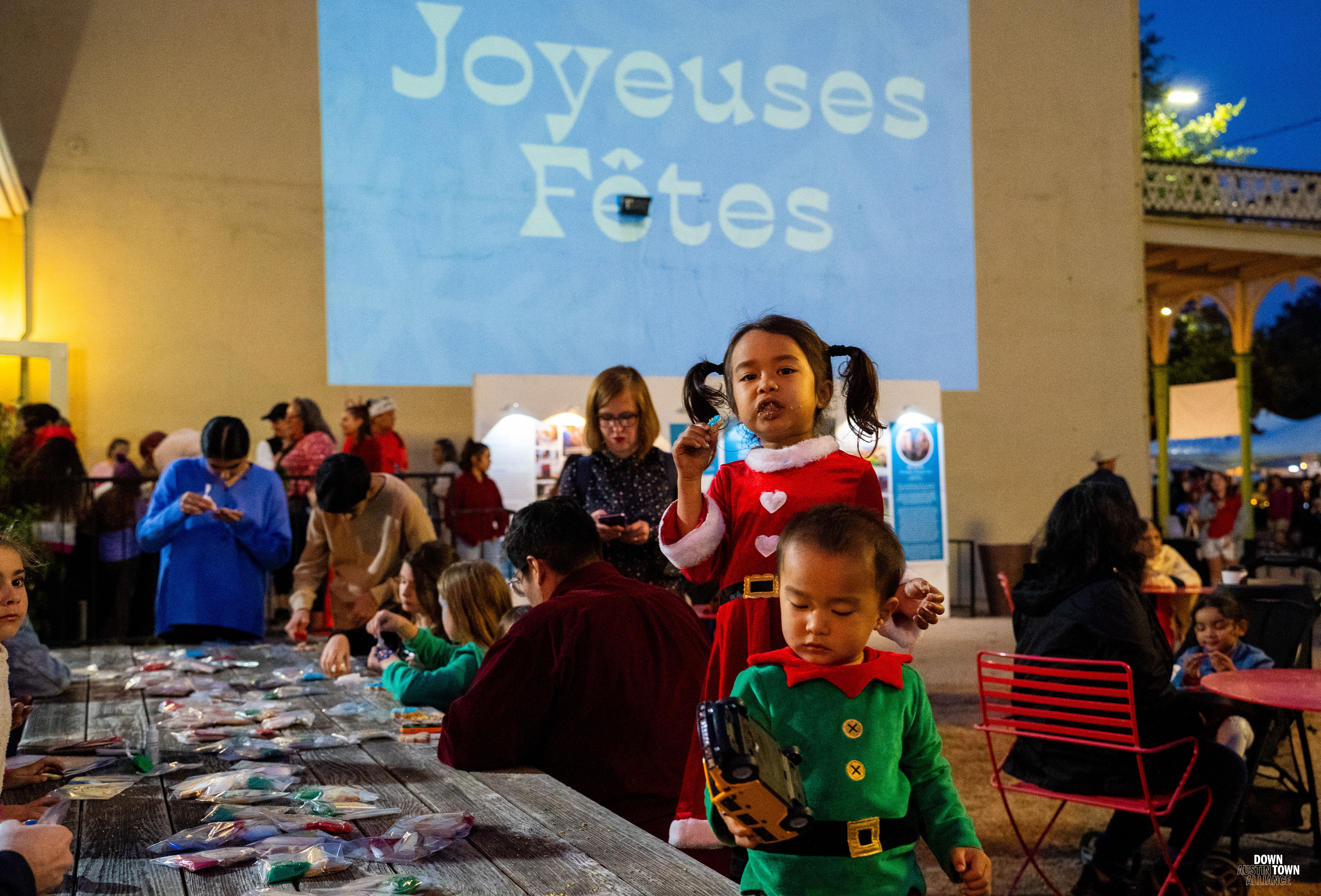 Holiday Stroll - Image 12