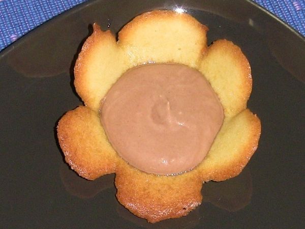 (Tuile) Flowers on a Plate
