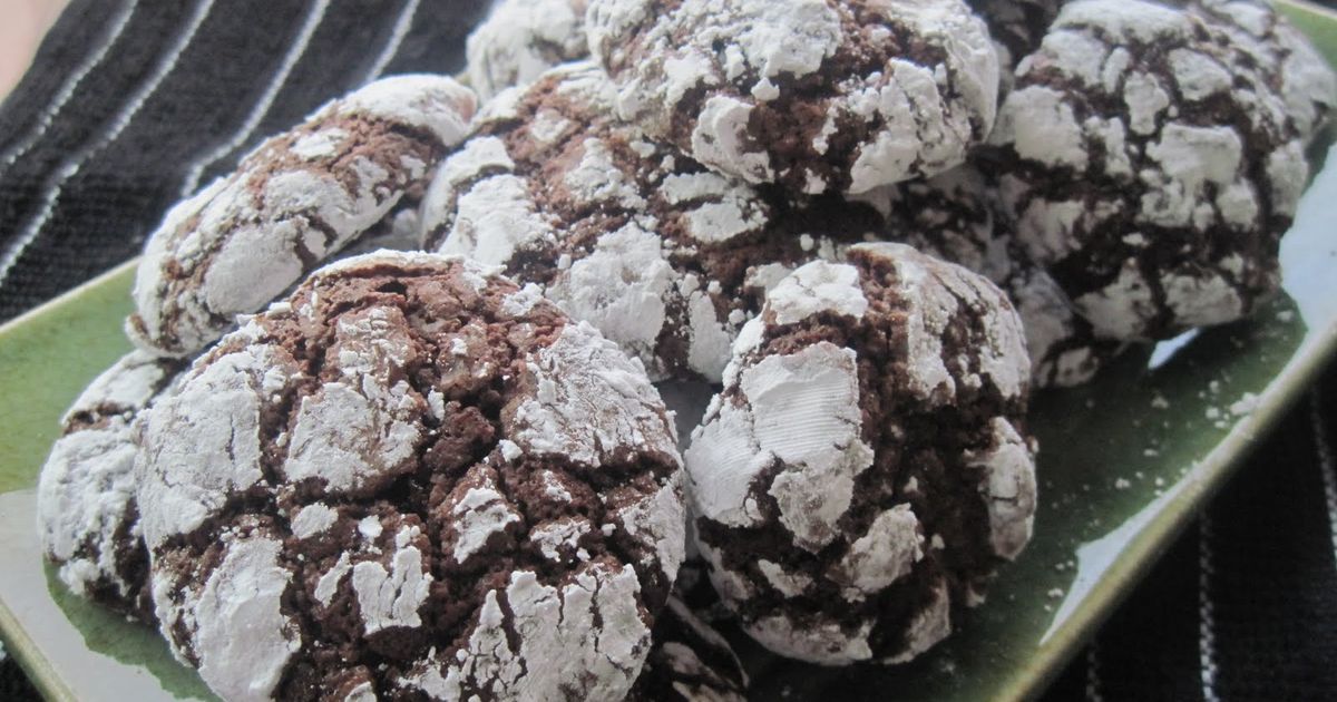 chocolate cookies, crinkle cookies, chocolate crinkle cookies, homemade cookies, bakes at home