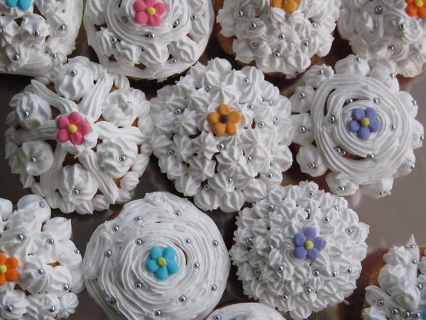 Girls' day in the kitchen - Cupcakes with Icing :)