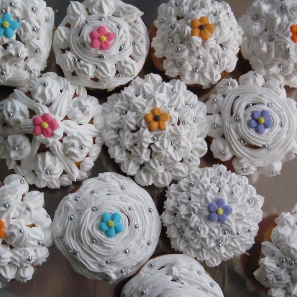 Girls' day in the kitchen - Cupcakes with Icing :) gallery photo 1