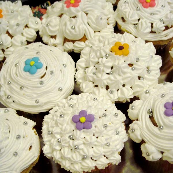 Girls' day in the kitchen - Cupcakes with Icing :) gallery photo 2