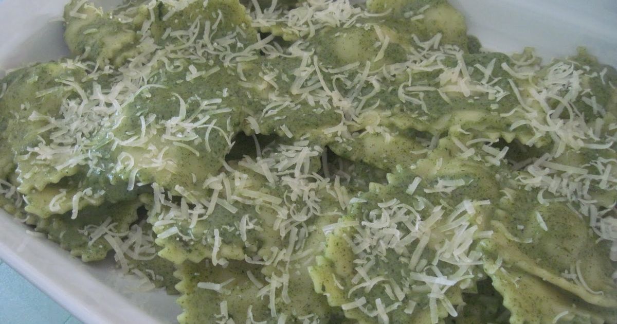 pesto spinach sauce, pasta, ravioli, cheese ravioli