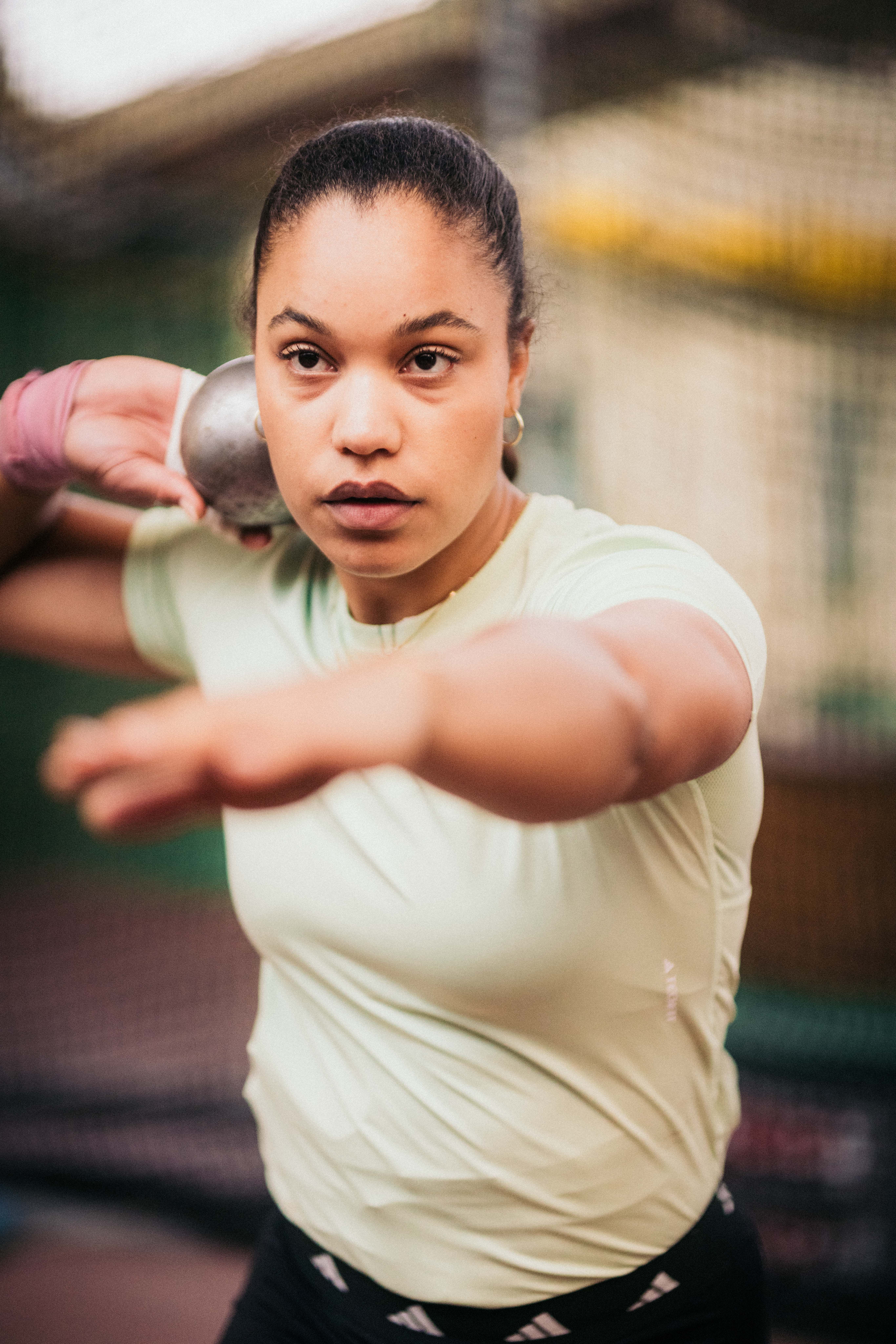 Olympiasiegerin Yemisi Ogunleye, Kugelstoßerin