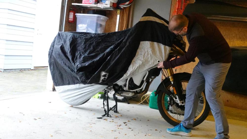 Vinterlagring - tildekking av MC. Foto: Jan Harry Svendsen / © NAF