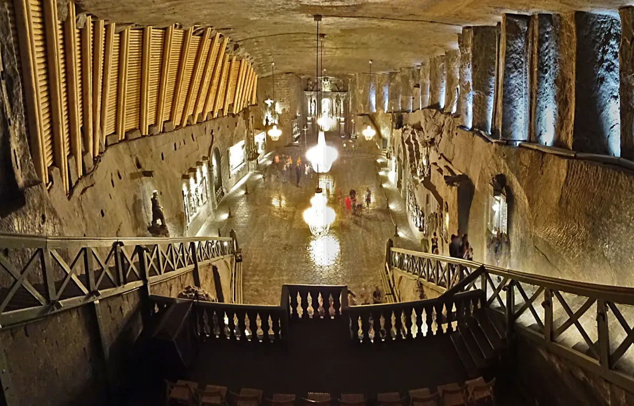 Kaplica św. Kingi w kopalni soli w Wieliczce, żyrandole z kryształów soli