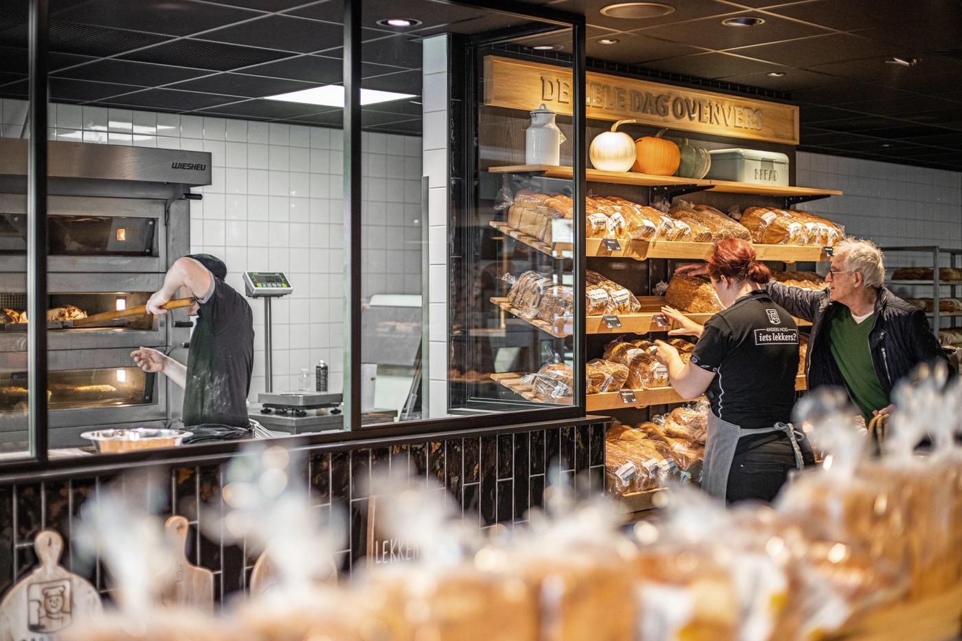 Open desembakkerij van Bakkerij Gommans in Horst, waar klanten het ambachtelijke bakproces kunnen zien en medewerkers adviseren bij de uitgebreide broodpresentatie.
