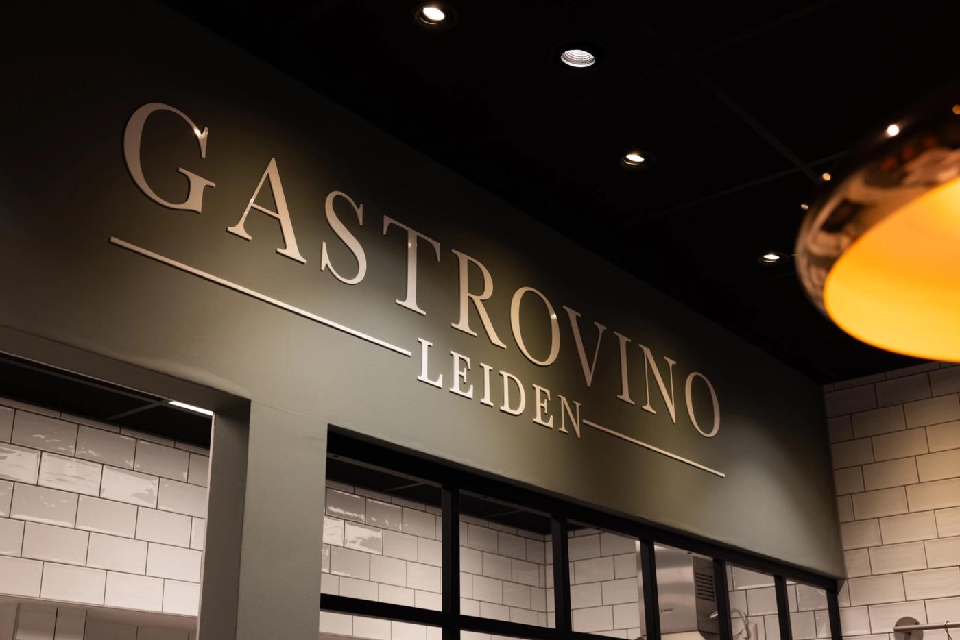 De Gastrovino Leiden-letters op de wand boven de toonbank.